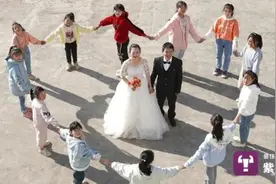 支教老师在乡村学校拍最美婚纱照 曾背80斤书上山图片