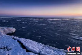 暴雪后 中俄最大界湖呈现“流冰排”景象图片