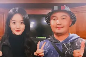 赵丽颖新剧杀青状态好 与他人合照比耶露灿笑图片