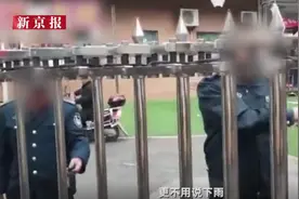 幼儿提前入校被推出校门淋雨，校方：辞退涉事保安，向家长道歉图片