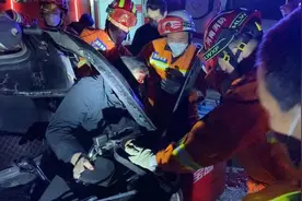 电动三轮侧翻1人被困 新乡消防2分钟成功解救图片