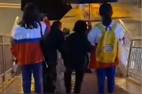 两名在雨中为老人撑伞的厦门女生，被我们找到了图片