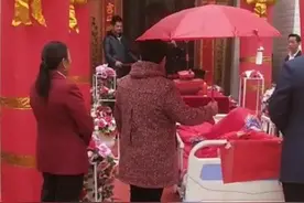 女孩结婚前腿摔伤 躺病床上出嫁图片