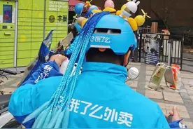 来送餐的可能真是个了不起的王者！继兔耳朵之后，竹蜻蜓脏辫上了杭州外卖小哥的头盔图片