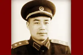 叱咤战场的开国中将，因为婚变被开除党籍连降三级，许世友从主席那里要回“王疯子”图片