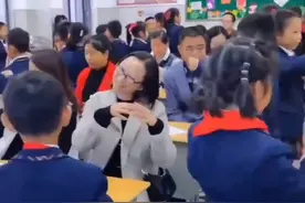 小学生班上表演手舞看哭父母！网友：没孩子的我都落泪了图片