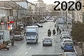 青岛街头！只因人群中多看了一眼！民警一眼认出嫌犯，将其人车全扑翻图片