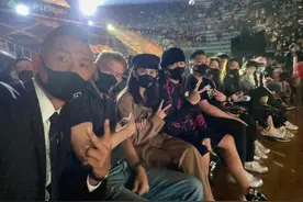 周杰伦带昆凌看篮球赛 并排坐比耶秀恩爱默契十足图片