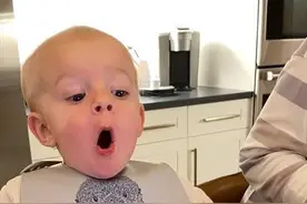 一岁半萌娃生日吹蜡烛太夸张笑翻全家 暖心爸爸暗中助力结局欢喜图片