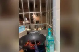 女子炒辣椒赶广场舞大妈，网友：伤敌一千自损八百视频封面