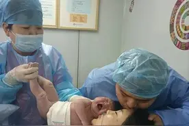 分娩日志｜母女俩同一天生日，爸爸全程陪产+剪脐带图片