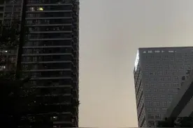 广告牌灯光直射居民家中光线刺眼影响休息 有关物业：已调整光照亮度和时间图片