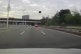 特斯拉行驶中天窗飞起，称车顶玻璃曾更换！多次陷故障风波图片