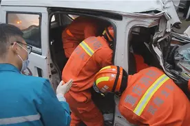 重庆武隆一面包车追尾货车，消防救出2人其中驾驶员不幸死亡图片