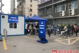 戴手铐的人和普通市民一起排队采样？南宁二医院：下月将调整图片