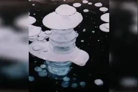 51秒丨罕见！漠河冰封湖面下现“冰泡”奇观 更奇的是引火还能点燃图片