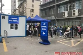 广西南宁戴手铐的人和普通市民一起排队采样？医院回应来了图片