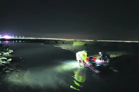 与潮水“抢时间”，4小时把他拽出来图片