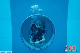 水深45.5米：这个潜水泳池里，有“水下洞穴”图片