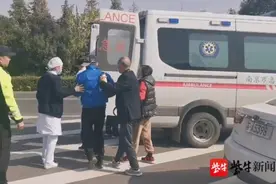 男子乘公交突发疾病 警车与公交车接力救援图片