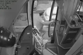 惊！公交上来位头冒鲜血的老乘客，咋回事图片