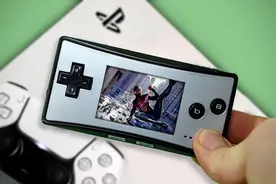 Retro Future展示如何在Game Boy掌机上玩PS5游戏图片