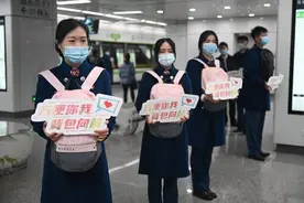 这件事，杭州人已经默默坚持了5年。今天，杭州地铁发倡议：背包向前图片