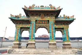 太和岩琉璃牌楼流光溢彩印证晋商兴盛 三进院冀家老宅雕梁画栋述说岁月辉煌图片