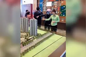 为防人脸识别，有男子戴头盔看房，只为少花30万？视频封面