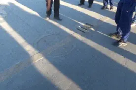 惊悚！昆明一驾校窨井里突然伸出两根手指，还有人在喊救命…图片