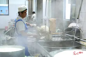 云南石屏：小豆腐 大产业图片