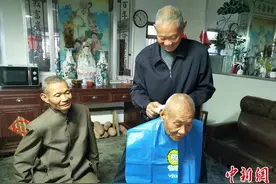 不负母亲临终嘱托 盐城老人用一生照顾两个残疾弟弟图片