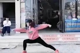 硬核老板娘每日店门口练武打拳 网友：估计小偷不敢进这家店图片