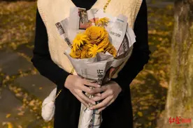 惊艳！这群学生别出心裁，将银杏叶变成“玫瑰花”图片