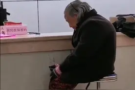 老人冒雨交医保被拒收现金，不是“办事不灵活”解释得了的图片