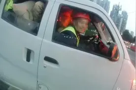 面包车内“叠罗汉”7座塞进15人图片