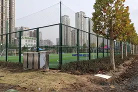 郑州这个公园足球场不对外，每小时收费300多元？图片