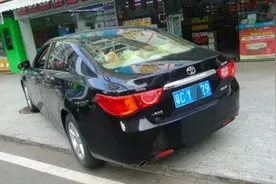 珠海男子中午商铺门口停车3分钟被街坊举报！被警察当场抓去坐牢图片