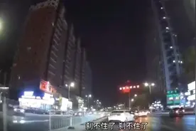 雪天路滑论东北司机有多淡定！网友：这是见过世面的司机图片