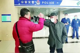 72岁+73岁 俩大爷组团考驾照图片