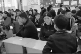 小学生教室表演手舞看哭爸妈图片