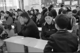 小学生教室表演手舞看哭爸妈图片