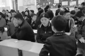 小学生教室表演手舞看哭爸妈图片