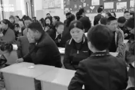 小学生教室表演手舞看哭爸妈图片