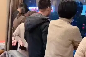 山西一小伙领女朋友回家，还没进门，家人就站成一排趴窗边围观图片