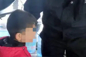 5岁儿子独自一人在家，妈妈手机一查监控呆住了图片