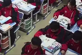 学生上课睡觉，老师这样处理……网友：这位老师太暖了图片