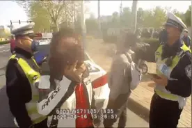 北京自称粉丝百万女子遮挡号牌被查后踢打民警，法院判了图片