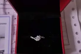 万元求婚钻戒掉了，他吓出一身冷汗！幸好细心司机捡到归还图片