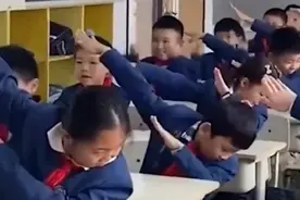 活力满满！90后小学老师带42名学生跳网络潮舞解压视频封面